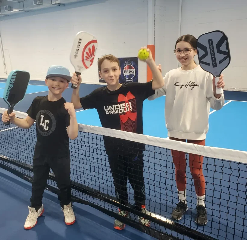 pickleball junior pickleball enfants pickleball 6-13 ans activités sportives enfants initiation pickleball ligue pickleball junior pickleball parents-enfants cours de pickleball enfants sport intérieur enfants activité familiale Lévis pickleball Lévis sport raquette junior